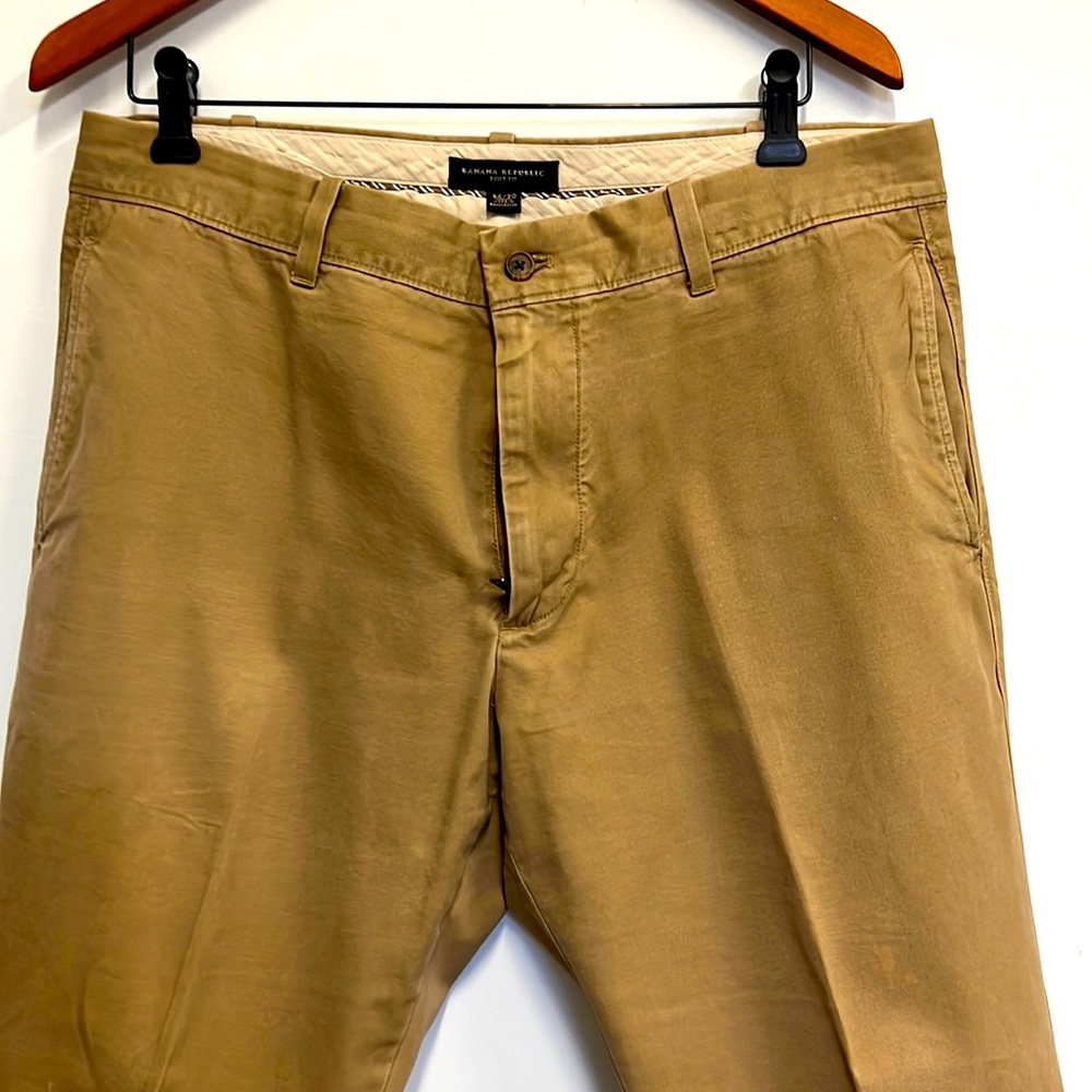 Men’s khaki pants and boots fit size 34/30. Banana republic brand.